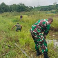 Cegah Banjir dan Luapan Air, Tiga Pilar Bersama Warga Kompak Gotong Royong Bersihkan Drainase