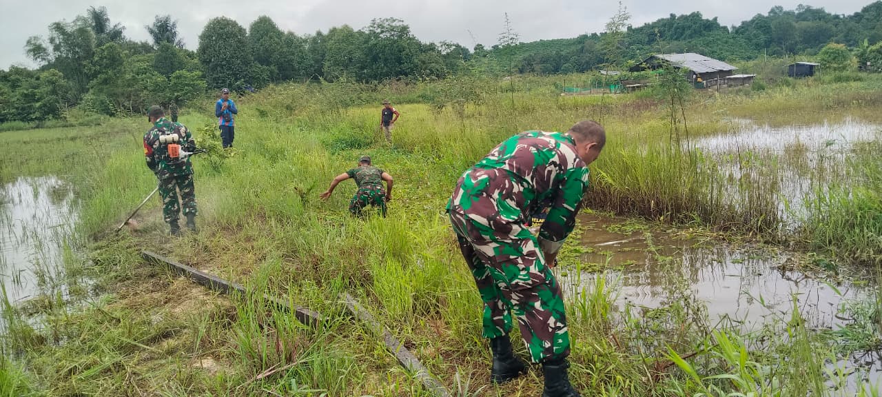 Cegah Banjir dan Luapan Air, Tiga Pilar Bersama Warga Kompak Gotong Royong Bersihkan Drainase