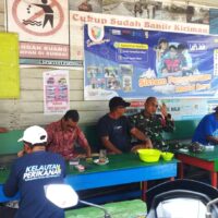 Babinsa Muara Muntai Ilir Pastikan Wilayah Binaan Aman, Lakukan Komsos di Warung Kopi