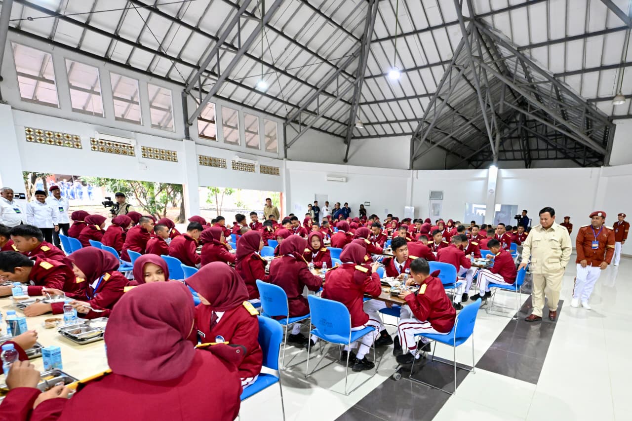 Panglima TNI Dampingi Presiden Prabowo Resmikan 166 Sekolah Rakyat