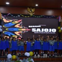 Momen Haru, Dankodaeral X Makan Satu Piring Berdua Dengan Siswa TK Hangtuah Jayapura