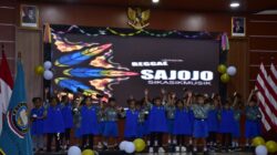 Momen Haru, Dankodaeral X Makan Satu Piring Berdua Dengan Siswa TK Hangtuah Jayapura