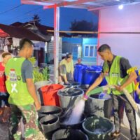 Prajurit TNI Salurkan Bantuan Air Bersih kepada Warga Terdampak Banjir di Kota Padang