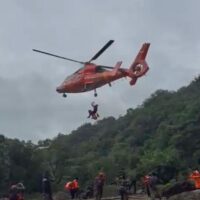 Tergabung dalam Tim SAR Gabungan, Prajurit Lanud Sultan Hasanuddin Tembus Medan Curam Evakuasi Korban ATR 42-500