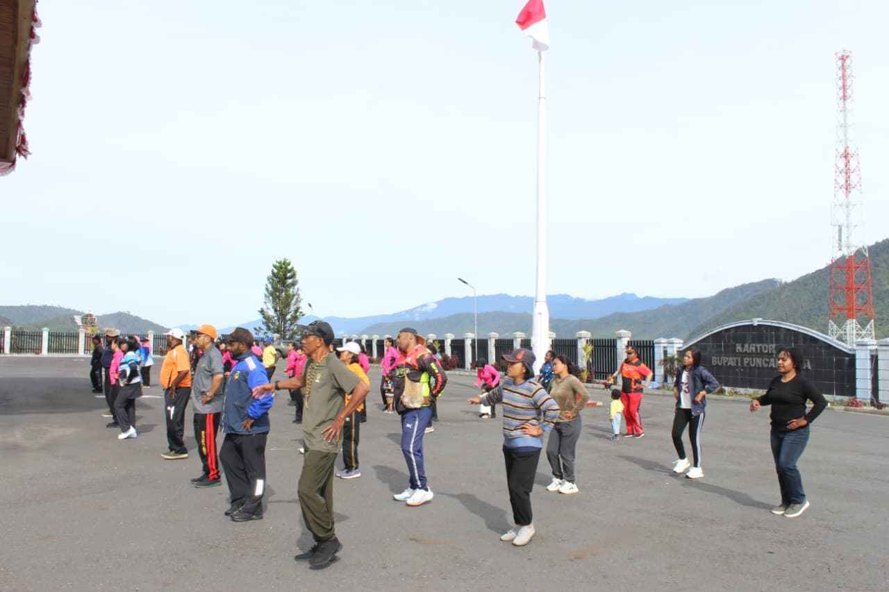 Menghadiri Senam Jumat Sehat Kolaborasi Bersama Pemda Kabupaten Puncak Jaya