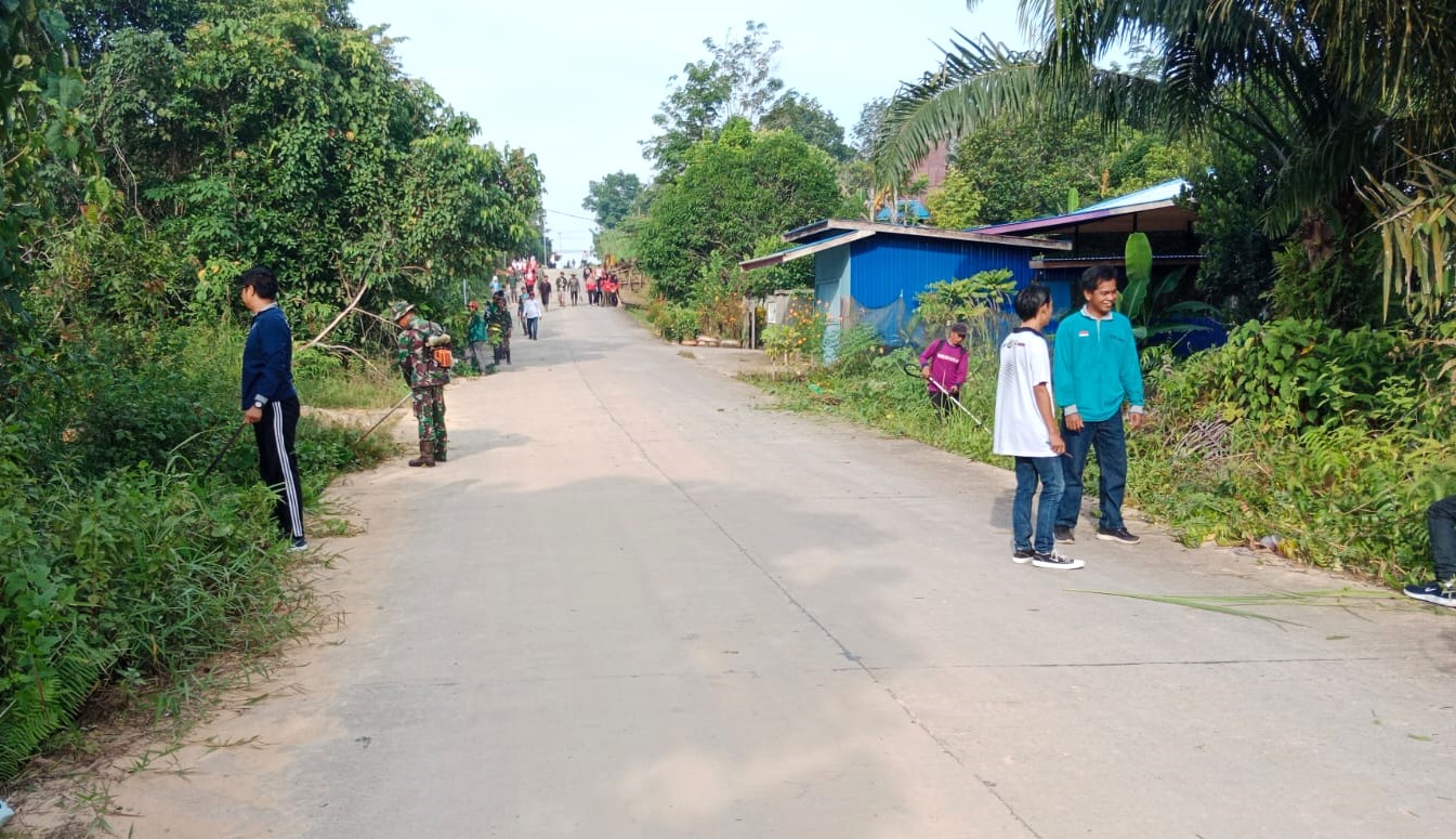 Kemanunggalan TNI Bersama Rakyat, Anggota Koramil Koba Dan Warga Gotong Royong Bersihkan Bahu Jalan