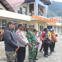 Dandim 1714/PJ Dampingi Gubernur Papua Tengah Bagi Laptop Gratis Se-Pelajar di Kab. Puncak Jaya