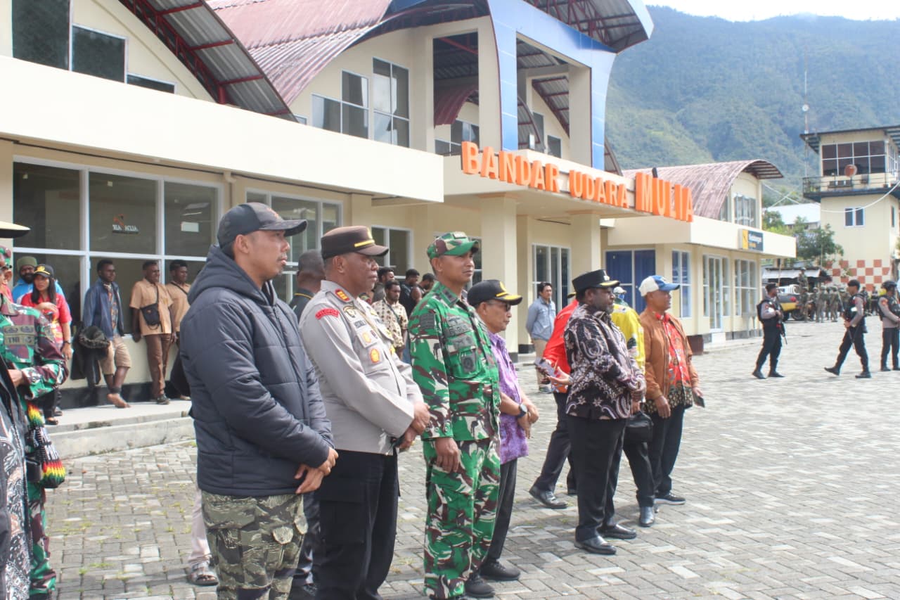 Dandim 1714/PJ Dampingi Gubernur Papua Tengah Bagi Laptop Gratis Se-Pelajar di Kab. Puncak Jaya
