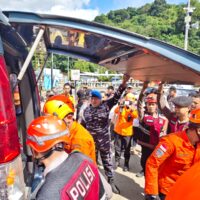 Prajurit Lanal Balikpapan Membantu Evakuasi  Penumpang KMP Dharma Kartika IX