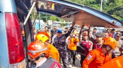 Prajurit Lanal Balikpapan Membantu Evakuasi  Penumpang KMP Dharma Kartika IX