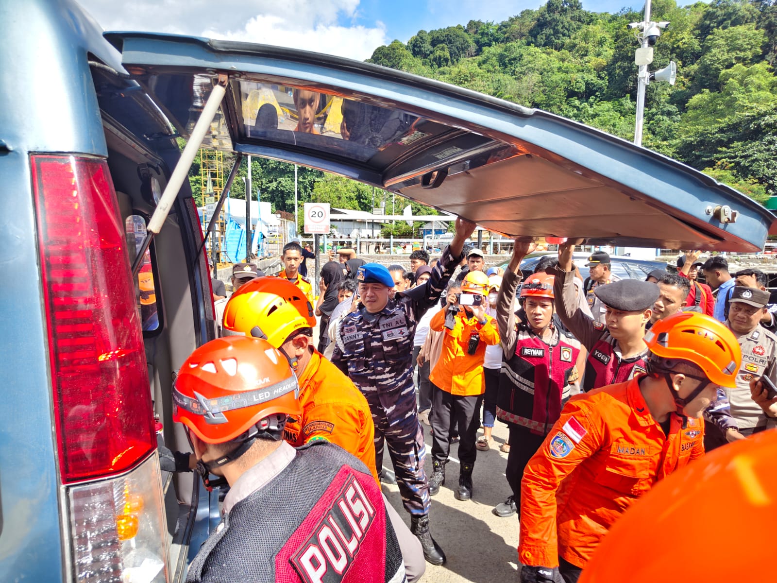 Prajurit Lanal Balikpapan Membantu Evakuasi Penumpang KMP Dharma Kartika IX Prajurit Lanal Balikpapan Membantu Evakuasi Penumpang KMP Dharma Kartika IX