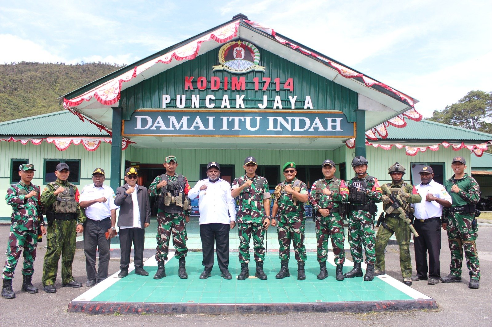 Perintah Presiden Program Pembuatan Jembatan Infrastruktur Pedesaan Danrem 173/PVB Kunjungi Kodim 1714/Puncak Jaya Perintah Presiden Program Pembuatan Jembatan Infrastruktur Pedesaan Danrem 173/PVB Kunjungi Kodim 1714/Puncak Jaya