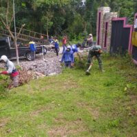 Pererat Silaturahmi, Babinsa Karangrejo Dan Warga Dusun Sumberjo Kompak Kerja Bakti Bersihkan Lingkungan