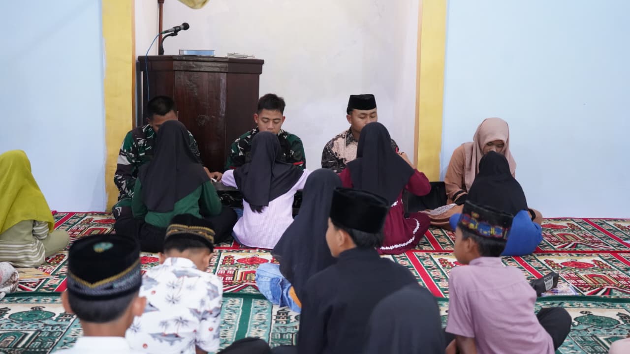Satgas TMMD Ke 127 Kodim 0808/Blitar Ajarkan Anak-Anak Mengaji Di Dusun Barurejo Satgas TMMD Ke 127 Kodim 0808/Blitar Ajarkan Anak-Anak Mengaji Di Dusun Barurejo