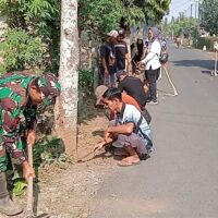 Wujudkan Lingkungan Asri, Babinsa Pakunden Ajak Warga Gotong Royong Dalam Jumat Bersih