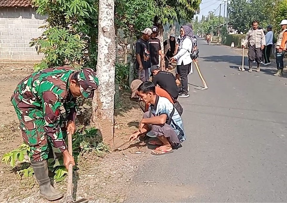 Wujudkan Lingkungan Asri, Babinsa Pakunden Ajak Warga Gotong Royong Dalam Jumat Bersih