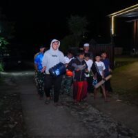 Serda Salahudin Perkuat Kemanunggalan TNI – Rakyat Lewat Gema Sahur Bersama Warga Desa Krisik