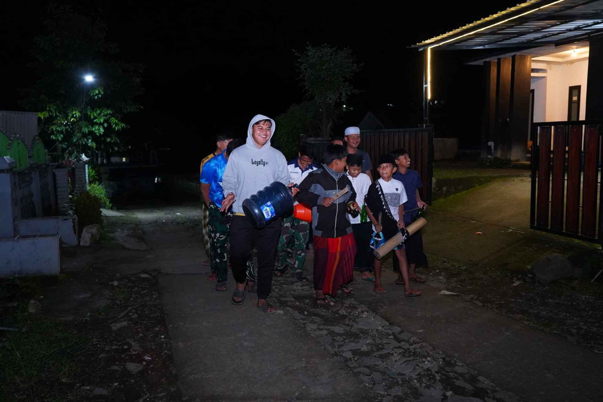 Serda Salahudin Perkuat Kemanunggalan TNI - Rakyat Lewat Gema Sahur Bersama Warga Desa Krisik