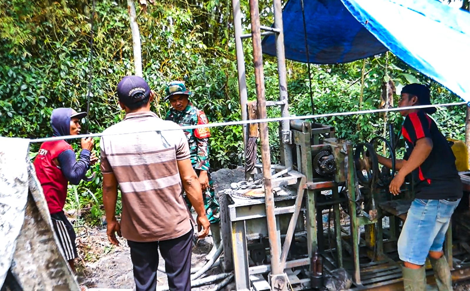 TNI Manunggal Air Satgas TMMD Ke 127 Kodim 0808/Blitar Bangun Sumur Bor untuk Masyarakat TNI Manunggal Air Satgas TMMD Ke 127 Kodim 0808/Blitar Bangun Sumur Bor untuk Masyarakat