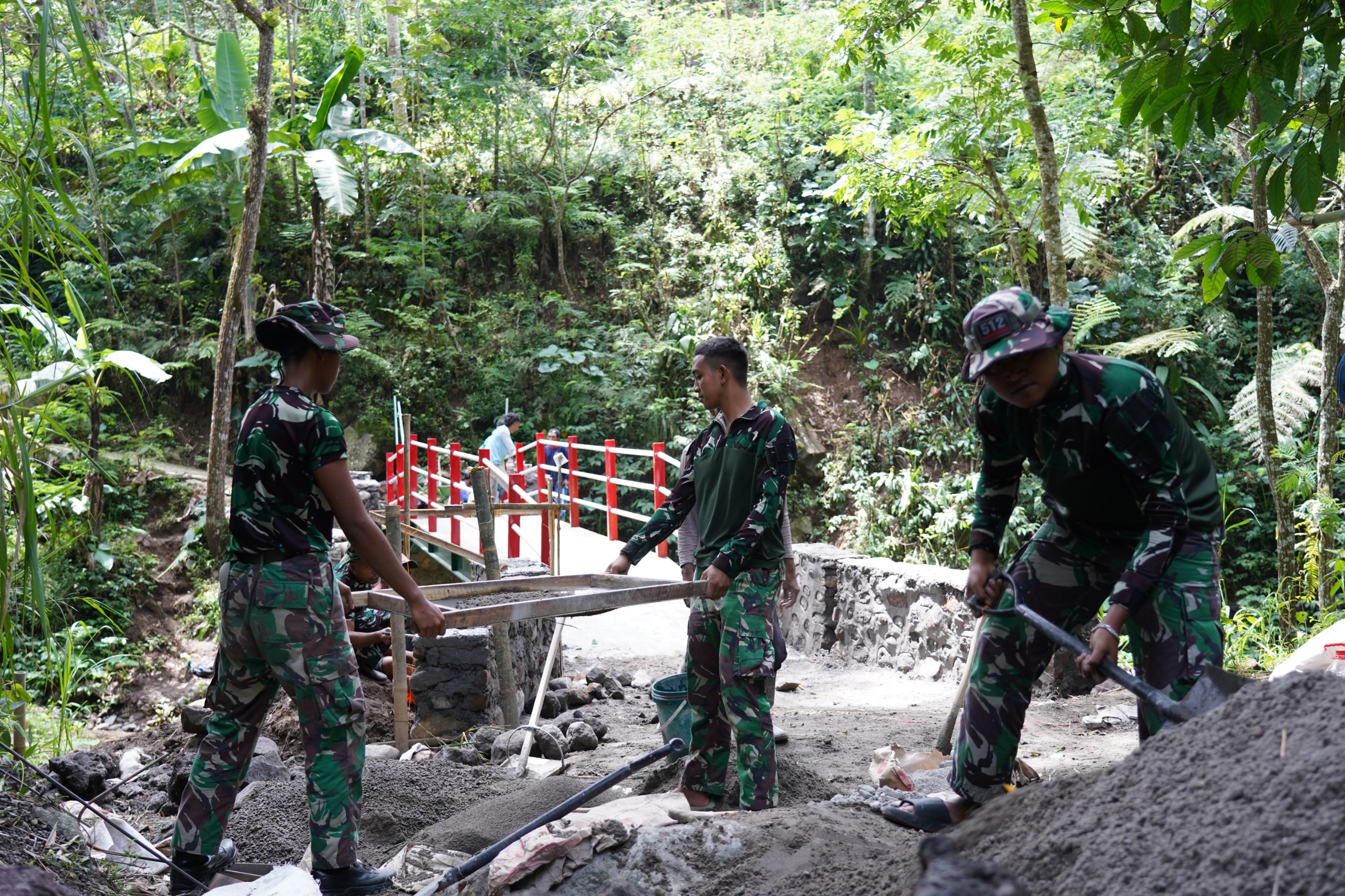 Finishing Jembatan TMMD Ke 127 Kodim 0808/Blitar, Satgas Dan Warga Percepat Akses Mobilitas Finishing Jembatan TMMD Ke 127 Kodim 0808/Blitar, Satgas Dan Warga Percepat Akses Mobilitas