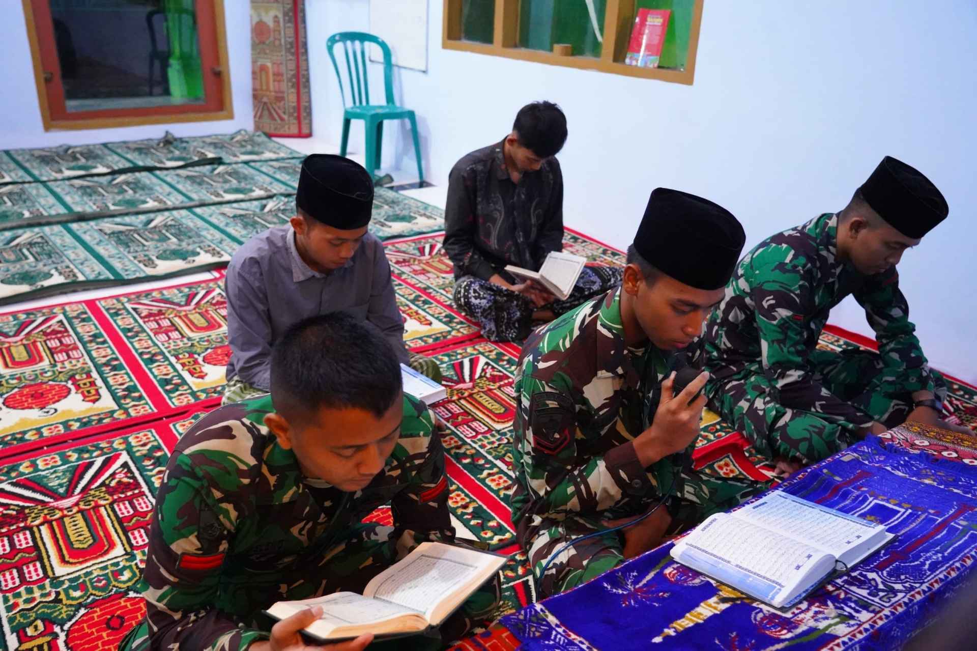 Meski Puasa Dan Bekerja Seharian, Satgas TMMD Ke 127 Kodim 0808/Blitar Tetap Laksanakan Tadarus Di Desa Krisik