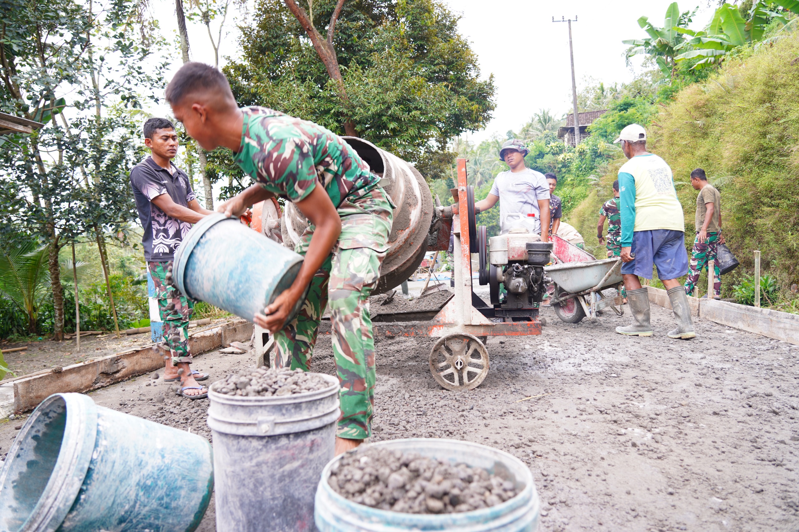 Pengecoran Rabat Jalan TMMD Ke 127 Kodim 0808/Blitar Tunjukkan Progres Signifikan di Desa Krisik Pengecoran Rabat Jalan TMMD Ke 127 Kodim 0808/Blitar Tunjukkan Progres Signifikan di Desa Krisik