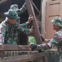 Mbah Sutrisno Senang Rumahnya Di Bongkar Satgas TMMD Kodim 0808/Blitar
