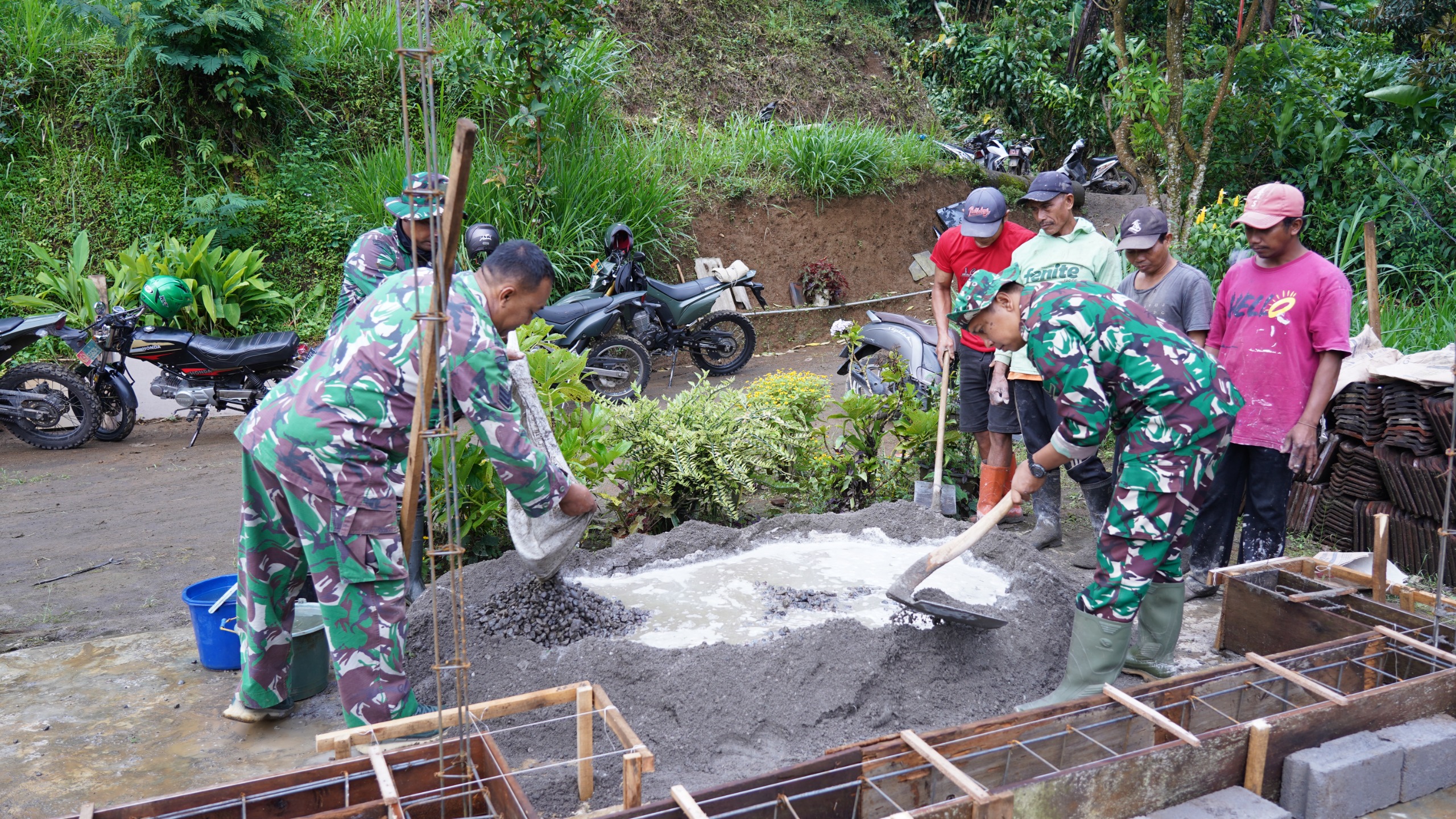 TMMD Ke 127 Kodim 0808/Blitar Dan Warga Gotong Royong Cor Pondasi Rumah Mbah Mujinah