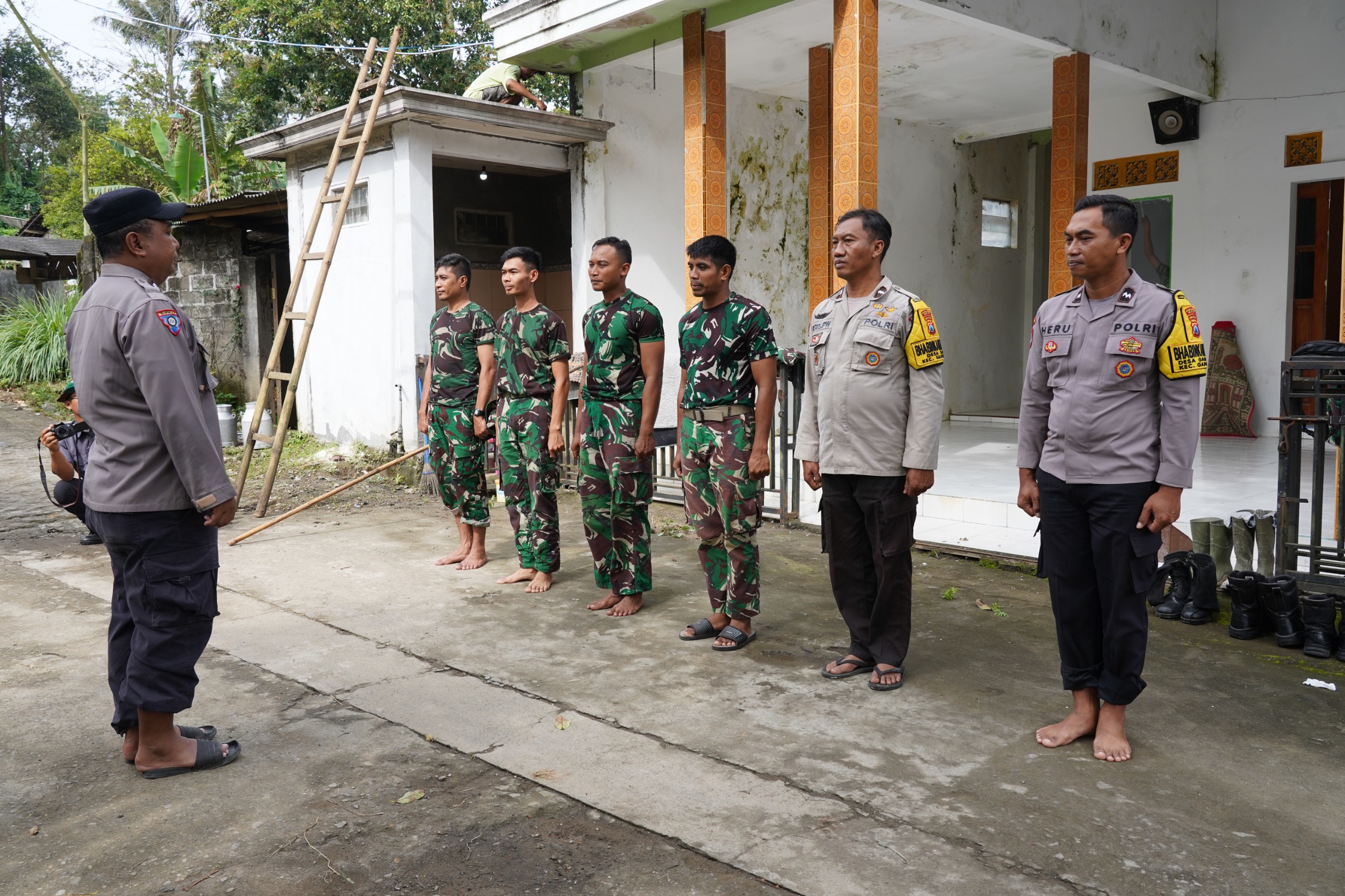 Sinergitas Satgas TMMD Ke 127 Kodim 0808/Blitar Dan Warga, Kerja Bakti Bersihkan Masjid Darul Muna Jelang Ramadhan