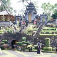 Wujud Toleransi, Satgas TMMD Ke 127 Kodim 0808/Blitar Bersihkan Pura Agung Arga Sonya