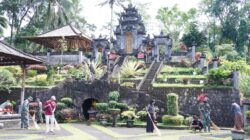 Wujud Toleransi, Satgas TMMD Ke 127 Kodim 0808/Blitar Bersihkan Pura Agung Arga Sonya