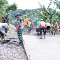 Tetap Semangat Percepat Pengecoran Rabat Jalan, Anggota Satgas TMMD Ke 127 Kodim 0808/Blitar Di Bulan Puasa