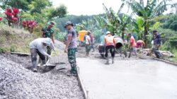 Tetap Semangat Percepat Pengecoran Rabat Jalan, Anggota Satgas TMMD Ke 127 Kodim 0808/Blitar Di Bulan Puasa