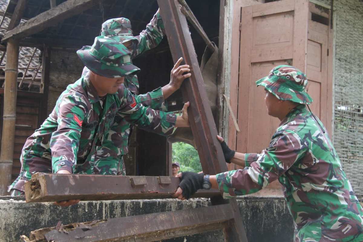 Mbah Sutrisno Senang Rumahnya Di Bongkar Satgas TMMD Kodim 0808/Blitar