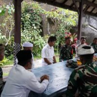 Satgas TMMD Ke 127 Kodim 0808/Blitar Laksanakan Komsos Dengan Tokoh Agama Hindu Di Desa Krisik