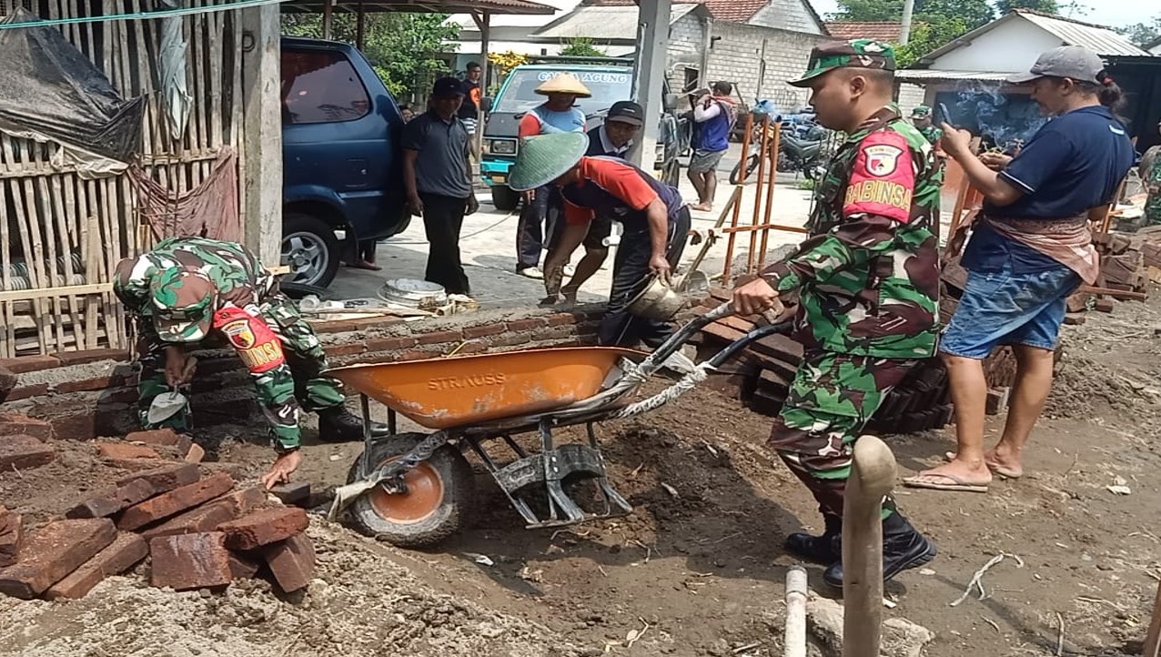 Peran Aktif Babinsa Wonodadi, Gotong Royong Bangun Pondasi Rumah Warga Peran Aktif Babinsa Wonodadi, Gotong Royong Bangun Pondasi Rumah Warga
