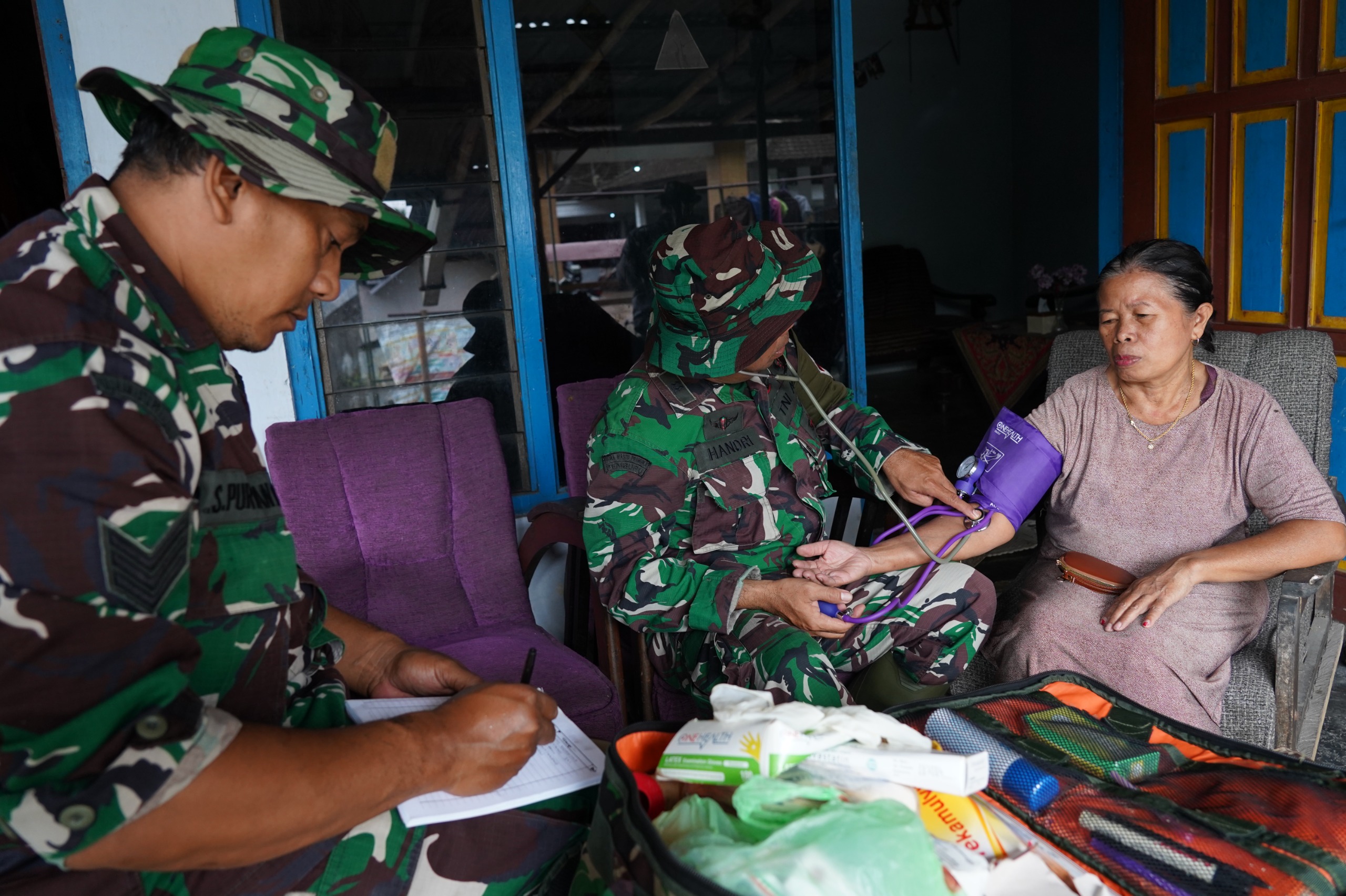 Door to Door. Satgas TMMD Ke 127 Kodim 0808/Blitar Beri Layanan Kesehatan Bagi Masyarakat Desa Krisik Door to Door. Satgas TMMD Ke 127 Kodim 0808/Blitar Beri Layanan Kesehatan Bagi Masyarakat Desa Krisik