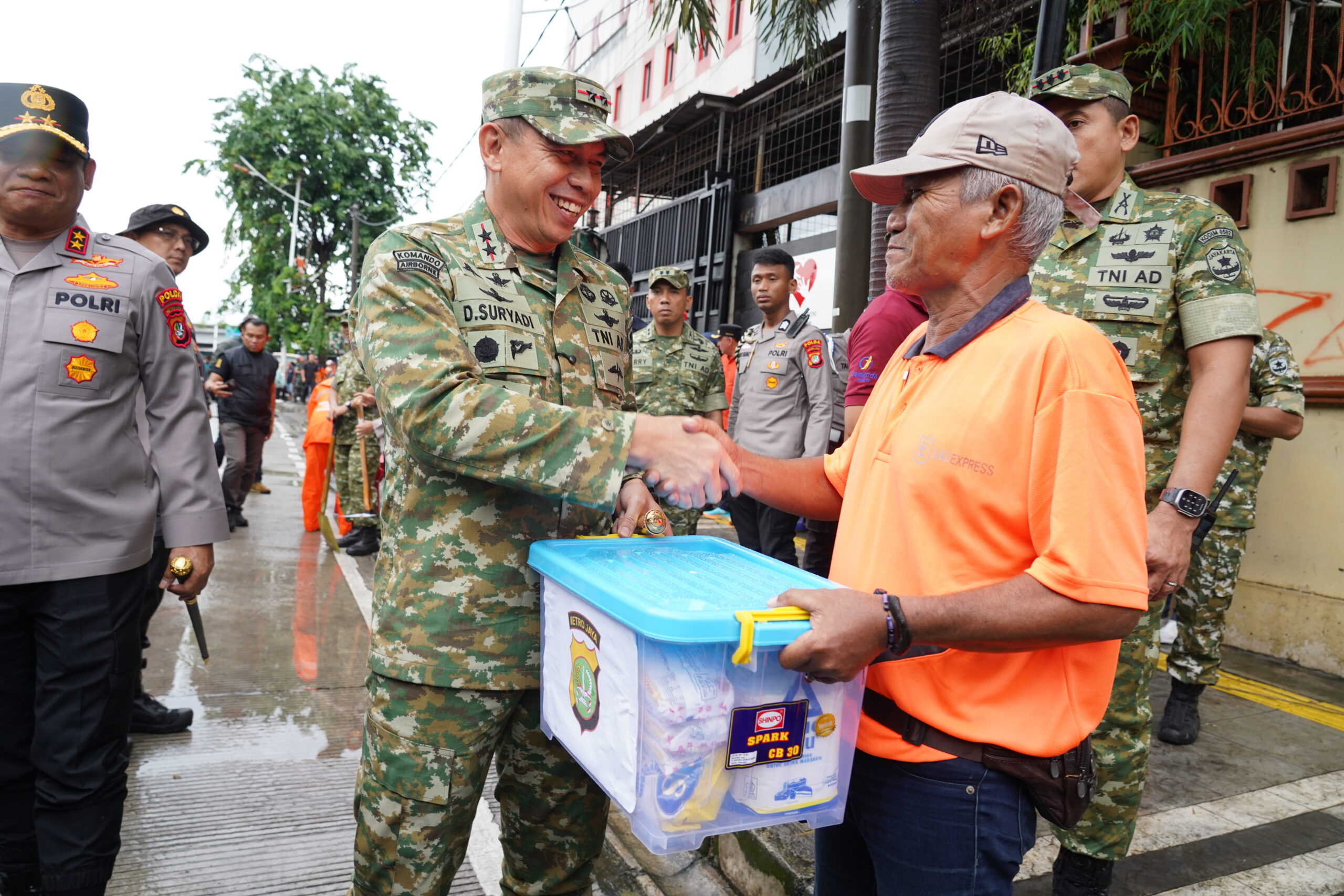 Jaga Jakarta Bersih, Pangdam Jaya Bersama Forkopimda Pimpin Kerja Bakti Serentak di Seluruh Wilayah Kodam Jaya