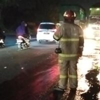 Respon Cepat Laporan Warga, Damkar Kabupaten Probolinggo Amankan Jalur Pantura dari Tumpahan Oli