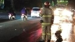 Respon Cepat Laporan Warga, Damkar Kabupaten Probolinggo Amankan Jalur Pantura dari Tumpahan Oli