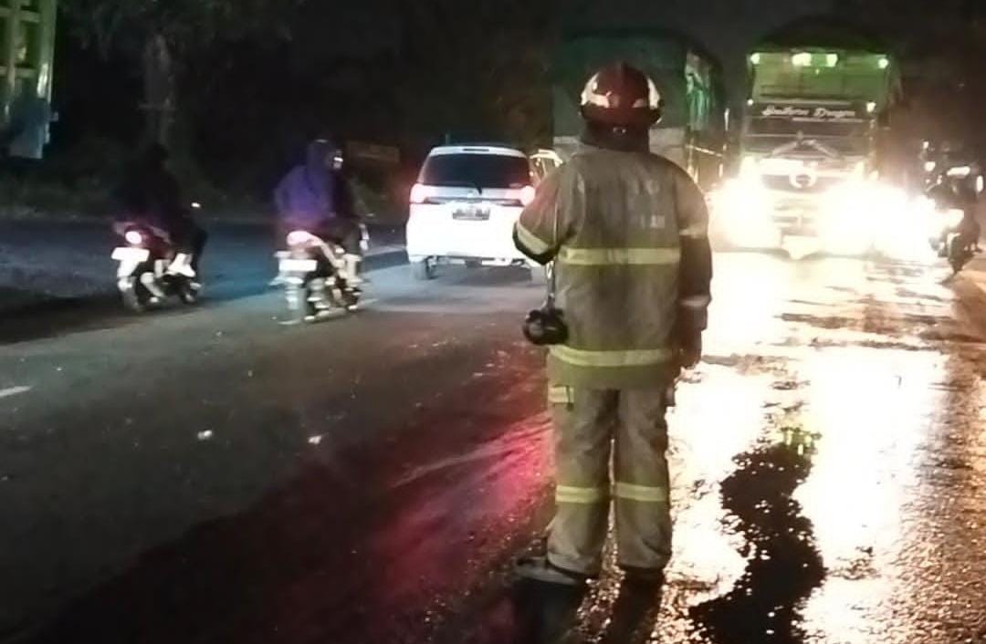 Respon Cepat Laporan Warga, Damkar Kabupaten Probolinggo Amankan Jalur Pantura dari Tumpahan Oli Respon Cepat Laporan Warga, Damkar Kabupaten Probolinggo Amankan Jalur Pantura dari Tumpahan Oli