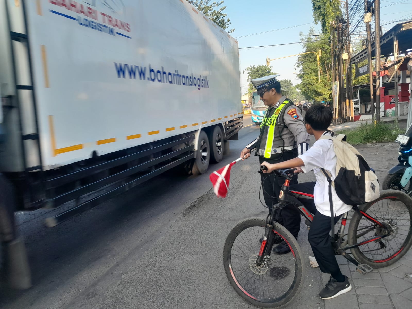 Hadir Sejak Pagi, Satlantas Polres Probolinggo Cegah Kecelakaan di Titik Rawan