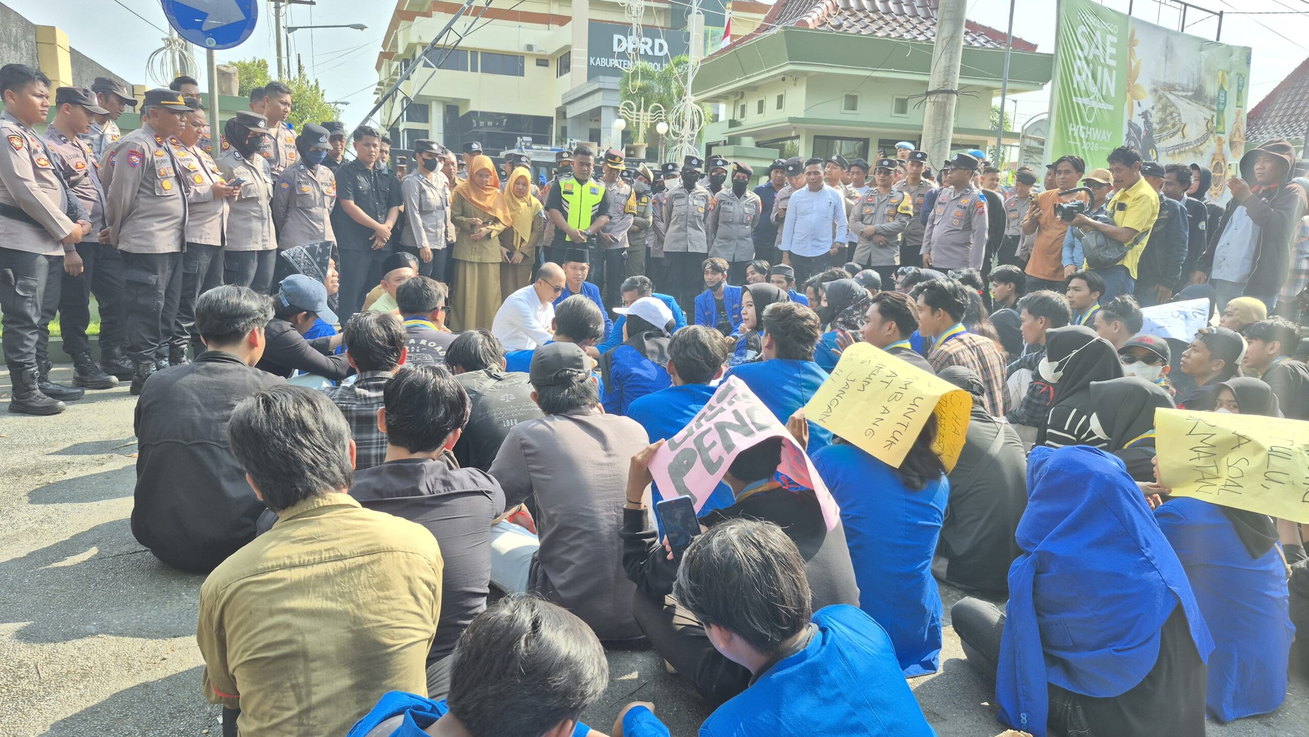 DPRD Probolinggo Tuai Kontroversi Mahasiswa Kritik Prank Ultah Ketua DPRD di Jam Kerja DPRD Probolinggo Tuai Kontroversi Mahasiswa Kritik Prank Ultah Ketua DPRD di Jam Kerja