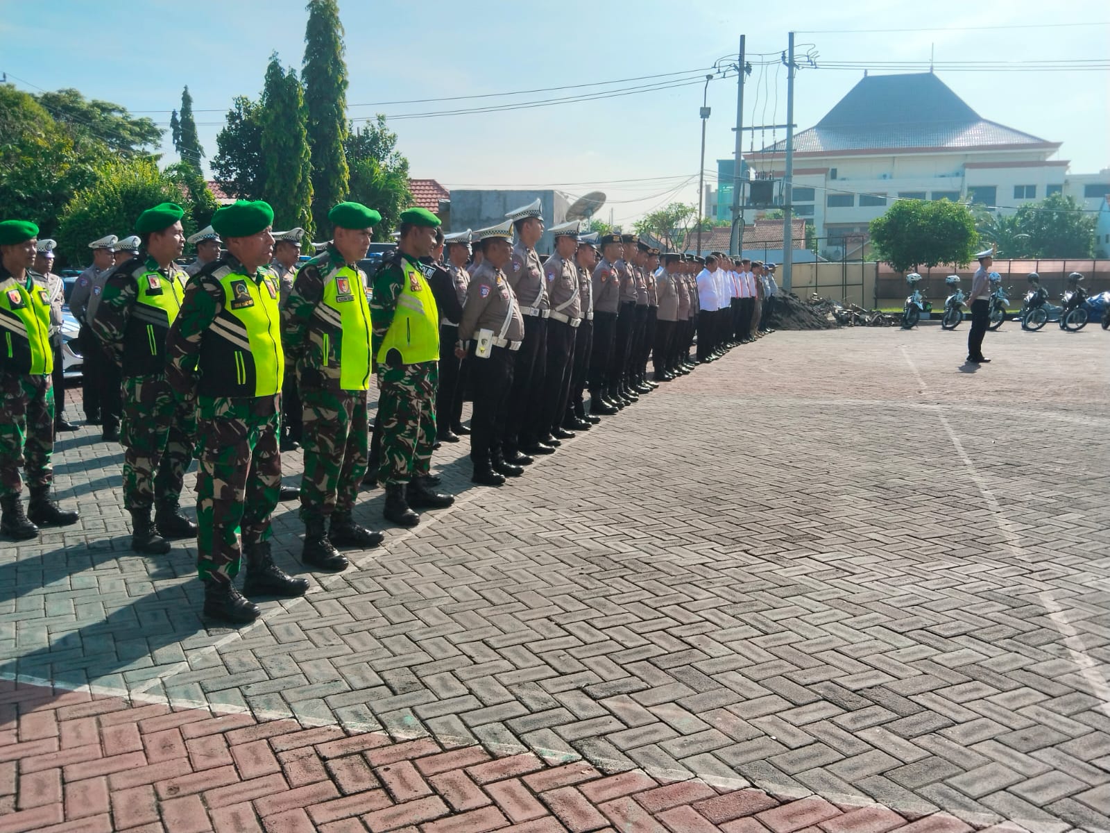 Danramil 0820-15/Pajarakan Kapten Cba Dandung Kusdiantoro Menghadiri Apel Gelar Pasukan Keselamatan Semeru 2026 Danramil 0820-15/Pajarakan Kapten Cba Dandung Kusdiantoro Menghadiri Apel Gelar Pasukan Keselamatan Semeru 2026