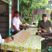 Babinsa Koramil 1008-01/Muara Uya–Jaro Laksanakan Komsos di Desa Palapi