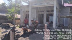 Babinsa Kodim 1505/Tidore Bantu Warga Binaan Pindahkan Tumpukan Pasir