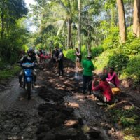 Camat Tiris Menunjukan Komitmennya Meninjau Langsung Kondisi Jalan di Dusun Bansal Pesawahan