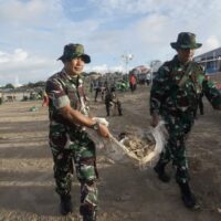 Nyatakan Perang Terhadap Sampah, TNI Bergerak Serentak Bersihkan Lingkungan