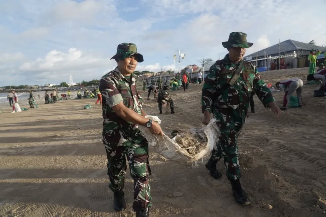 Nyatakan Perang Terhadap Sampah, TNI Bergerak Serentak Bersihkan Lingkungan
