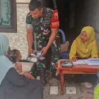 Babinsa Koramil 0820-03/Leces Aktif Komsos dan Dampingi Posyandu di Desa Clarak